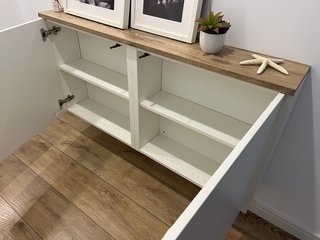 Composición mueble blanco y madera de Ikea.