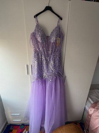 Vestido de fiesta lila con pedrería