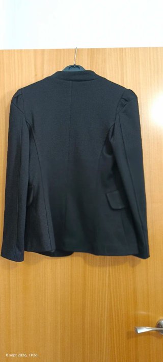 Chaqueta estilo militar negra con botones