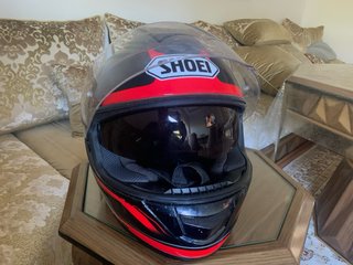 Casco de moto SHOEI negro y rojo