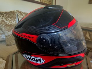 Casco de moto SHOEI negro y rojo