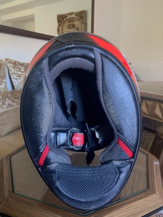 Casco de moto SHOEI negro y rojo