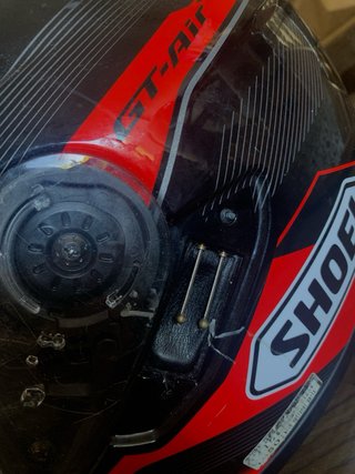Casco de moto SHOEI negro y rojo
