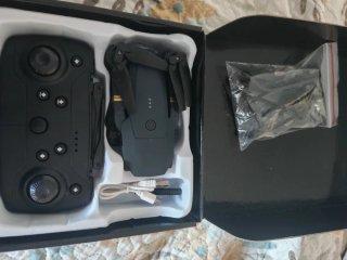 Dron plegable negro y dorado