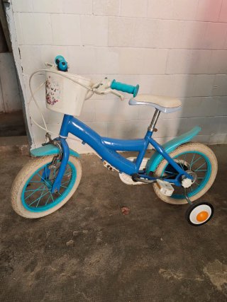 Bicicleta infantil azul con ruedines
