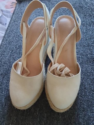 Zapatillas cuña mujer beige y blancas