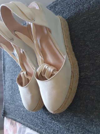 Zapatillas cuña mujer beige y blancas