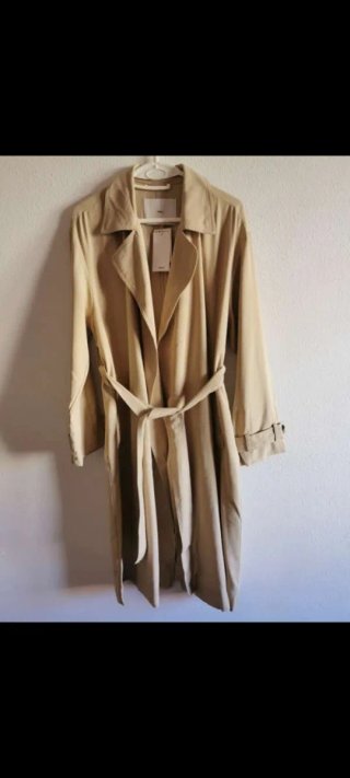Gabardina de chica talla L de Mango nueva.