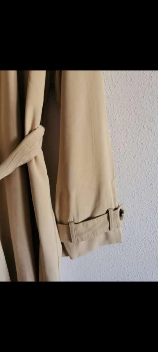 Gabardina de chica talla L de Mango nueva.