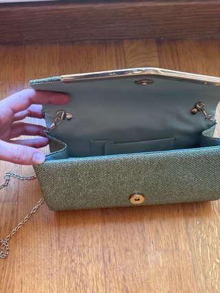 Bolso de fiesta verde con cadena dorada