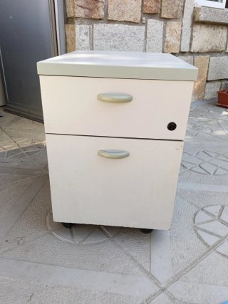 Cajonera blanca y gris