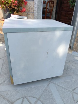 Cajonera blanca y gris