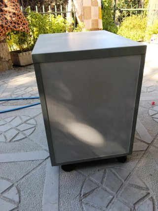 Cajonera blanca y gris