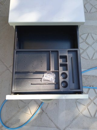 Cajonera blanca y gris