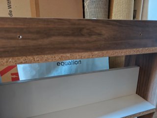 Escritorio de pared plegable compacto y práctico