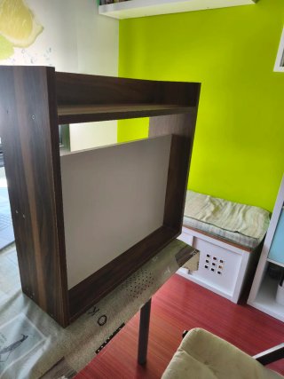 Escritorio de pared plegable compacto y práctico