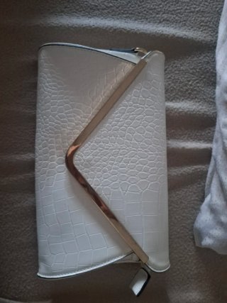 Bolso de mano blanco con detalles dorados