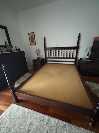Cama de madera  castaño hecha a mano