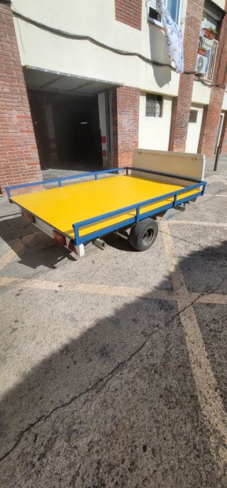 Remolque plataforma con cofre