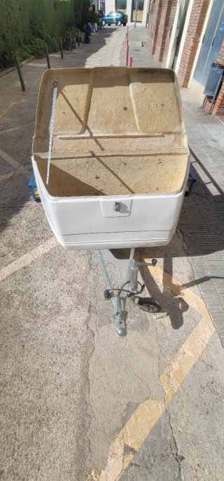 Remolque plataforma con cofre