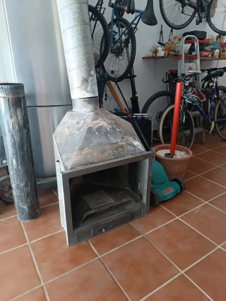 Chimenea de leña de hierro fundido.