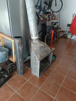 Chimenea de leña de hierro fundido.