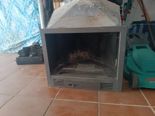 Chimenea de leña de hierro fundido.