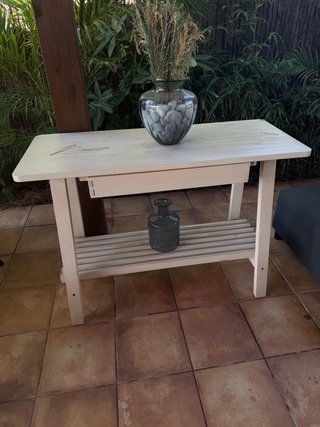 Mesa de madera beige