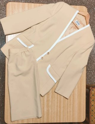 Traje chaqueta y falda mostaza claro Atian