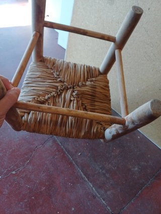 Silla antigua de madera y mimbre