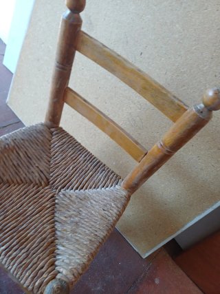 Silla antigua de madera y mimbre