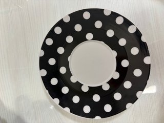 Taza de desayuno con lunares. Gran capacidad
