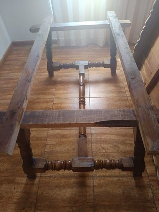 Mesa de comedor de madera antigua