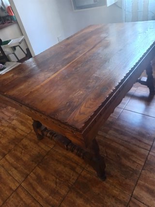 Mesa de comedor de madera antigua