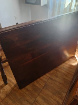 Mesa de comedor de madera antigua
