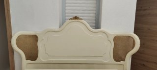 Cabecero antiguo beige y dorado con ratán