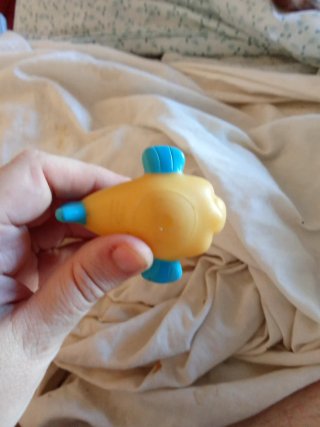 Juguete de pez amarillo