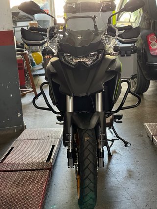 Moto QJMotor 700X SRT 2024 Negra y Verde