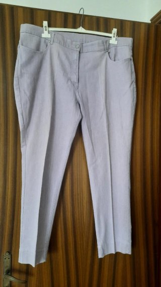 Pantaloni lilla con dettagli tasche particolari