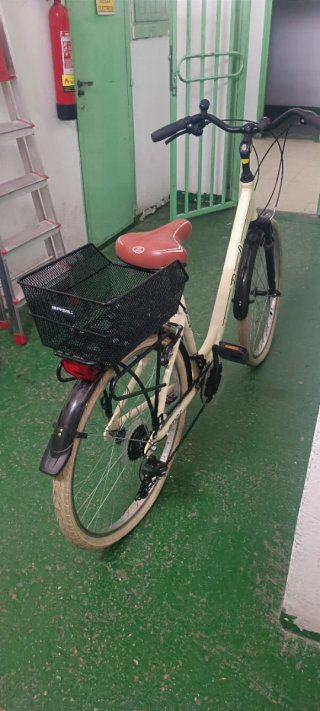 Bicicleta urbana vintage con cesta, marchas,luces