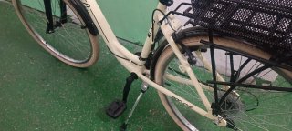 Bicicleta urbana vintage con cesta, marchas,luces