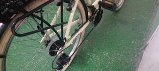Bicicleta urbana vintage con cesta, marchas,luces