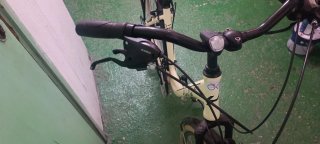 Bicicleta urbana vintage con cesta, marchas,luces