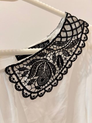 Blusa blanca con cuello Peter Pan negro