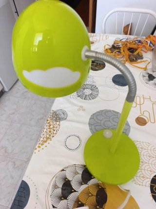 Lampada da tavolo verde e bianca