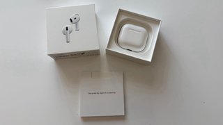 AirPods 4 Cancelación Ruido con su caja original