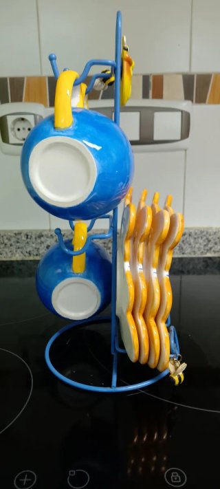 Juego de tazas de cerámica con osito y abejas.