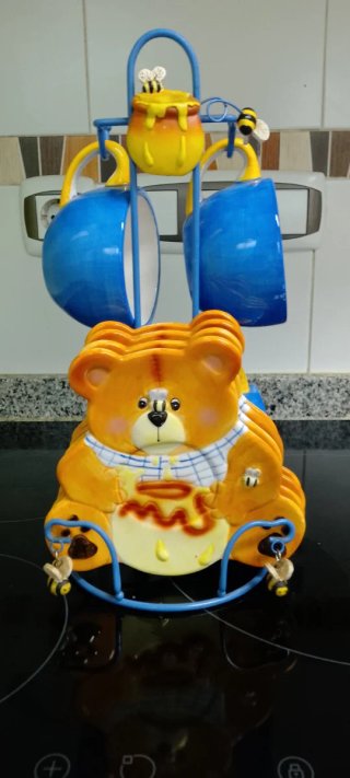 Juego de tazas de cerámica con osito y abejas.