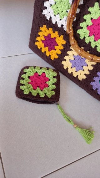 Bolso de crochet con asas de bambú