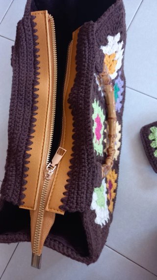 Bolso de crochet con asas de bambú